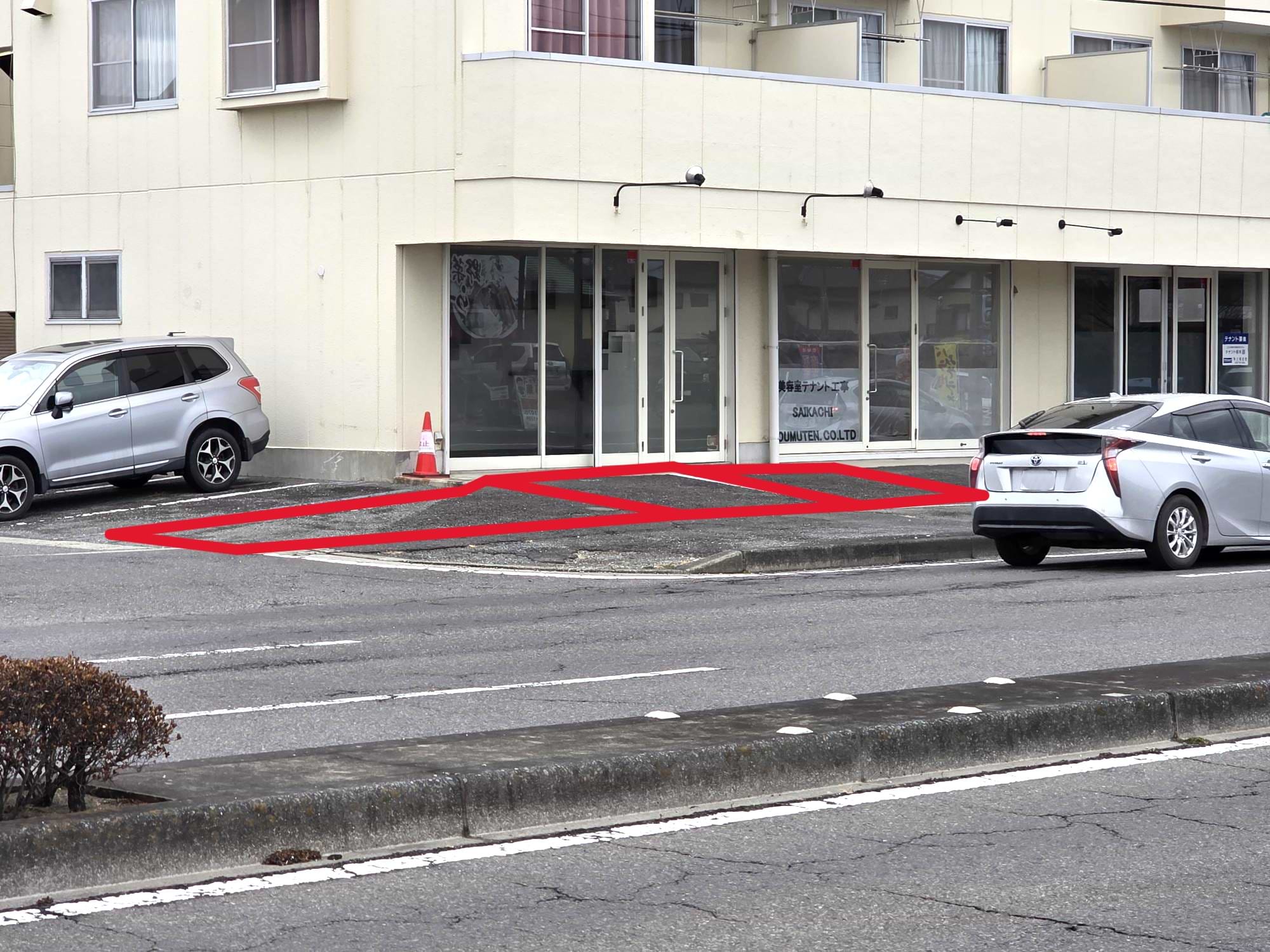 赤枠部分の駐車場が当店の無料駐車場となります