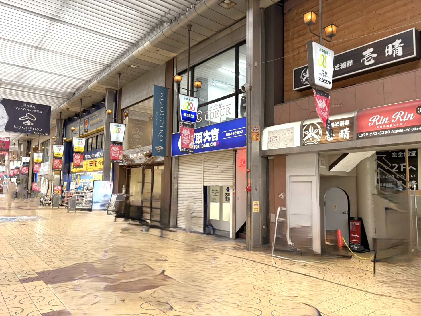 信号を渡って頂くとすぐ右手に当店がございます。ご来店お待ちしております