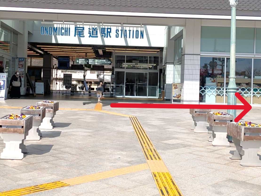 尾道駅を背にして東(左)へ向かいます