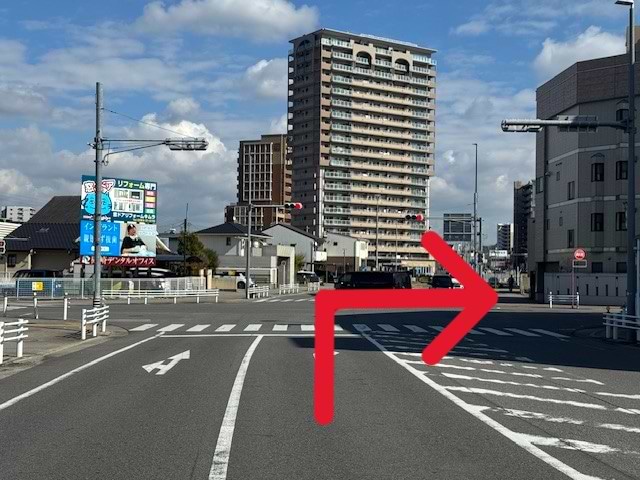 駅を出て、「柱町上荒子」交差点を右折し県道483号線に入り、南方向に向かって進みます