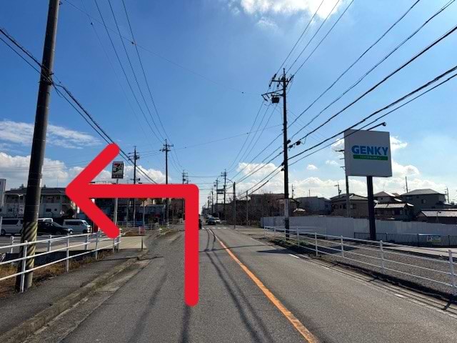 ゲンキー若松店を右手に、ショッピングモールレスパの入口を左折します