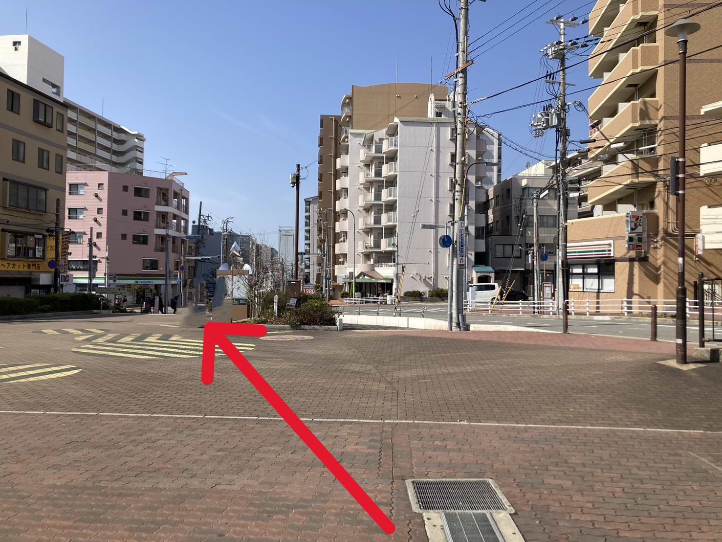 交差点まで直進します