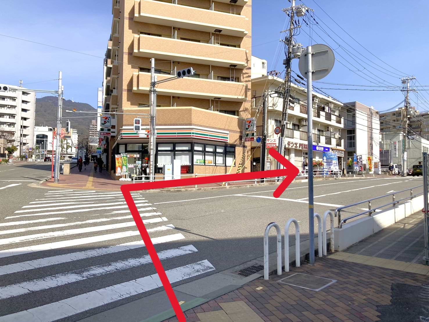 セブン-イレブン 神戸灘岩屋駅前店を目印に右側の横断歩道を渡っていただき、右に曲がると当店がございます