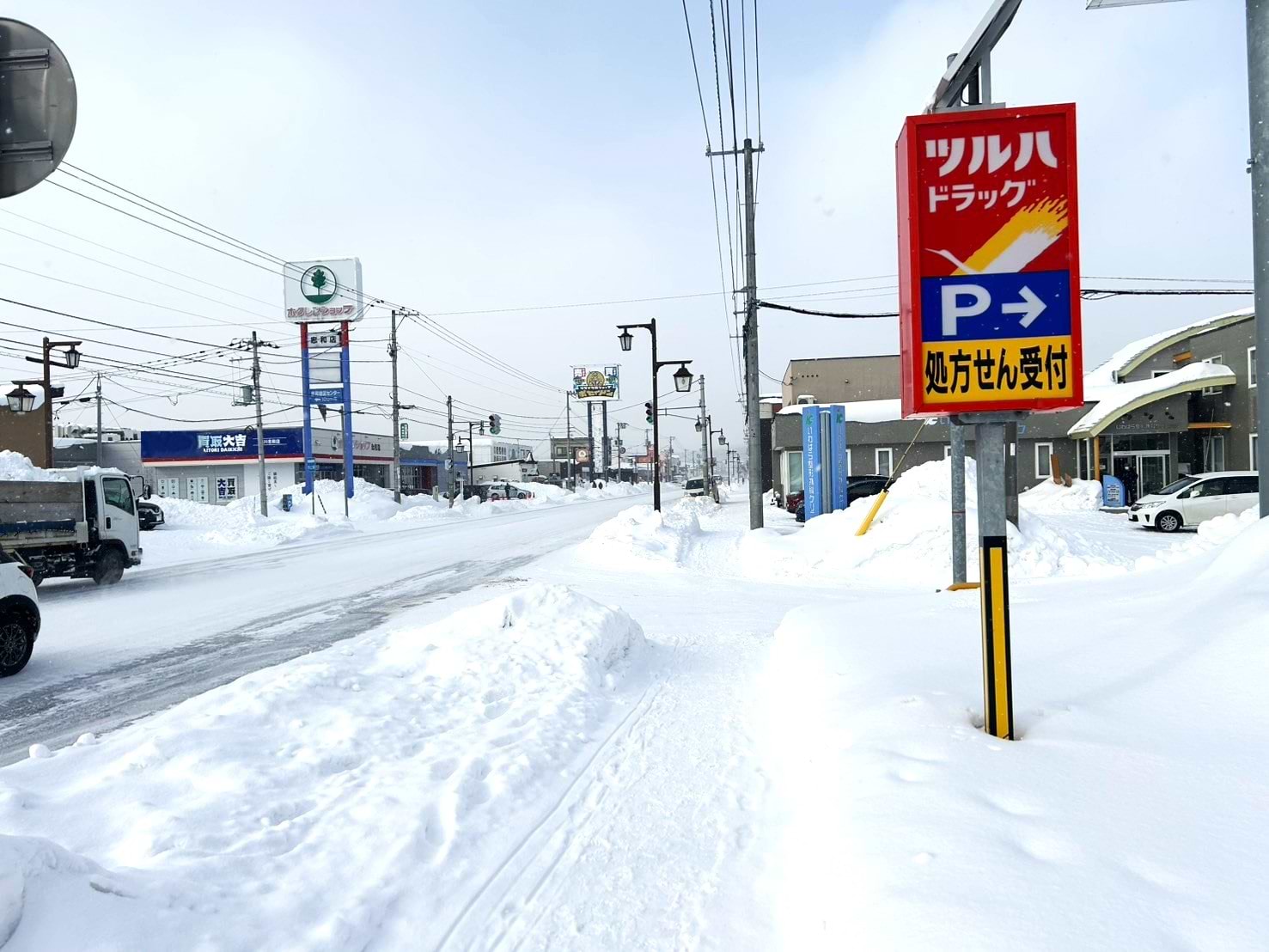 ツルハドラッグ忠和店様を右手に旭川環状線沿いを進み、ホクレンショップ忠和店様前の信号を渡ると、目の前に店舗がございます