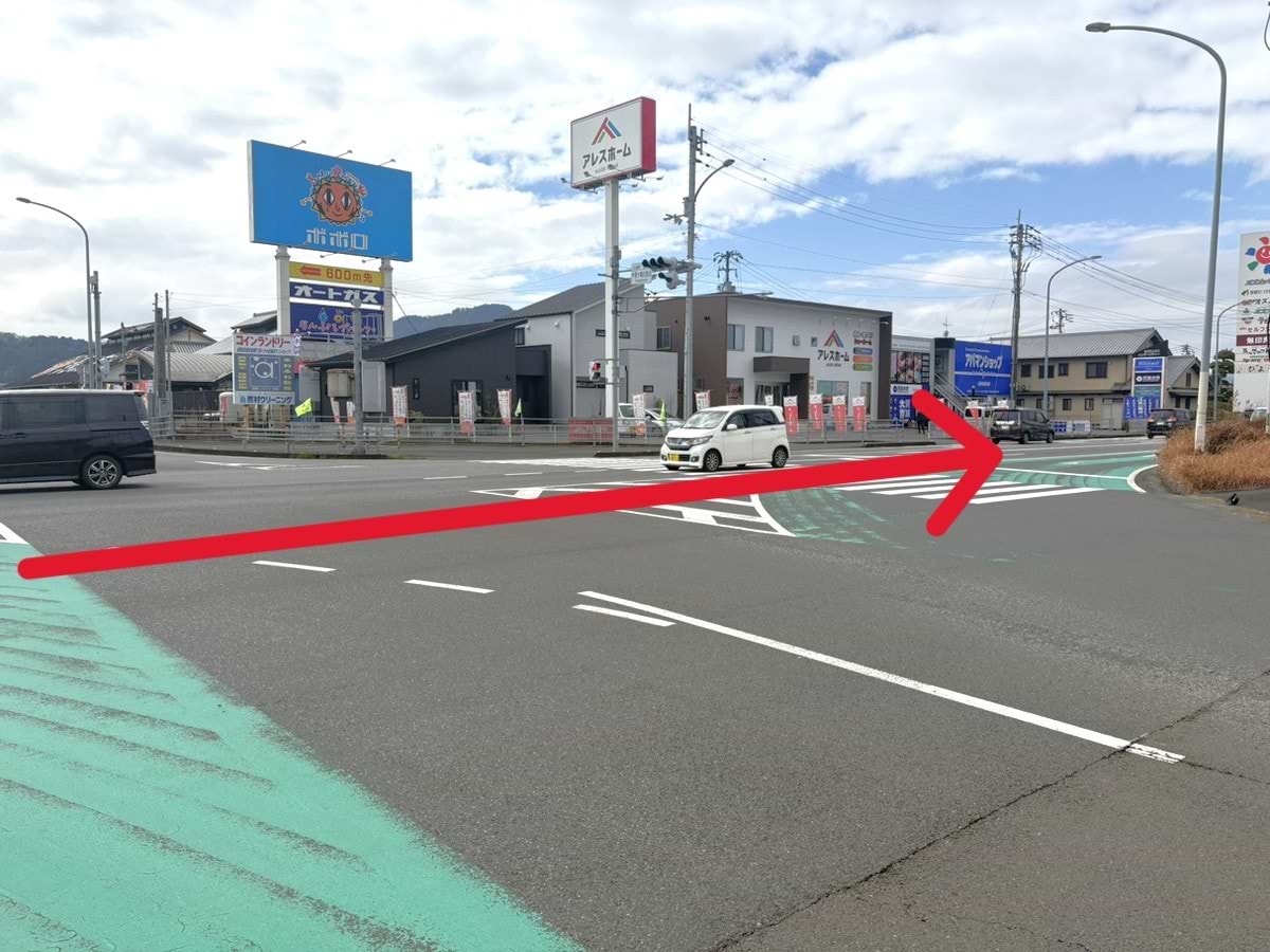 ラ・ムー 大洲店から国道56号線に出ていただき、十夜ヶ交差点を直進します