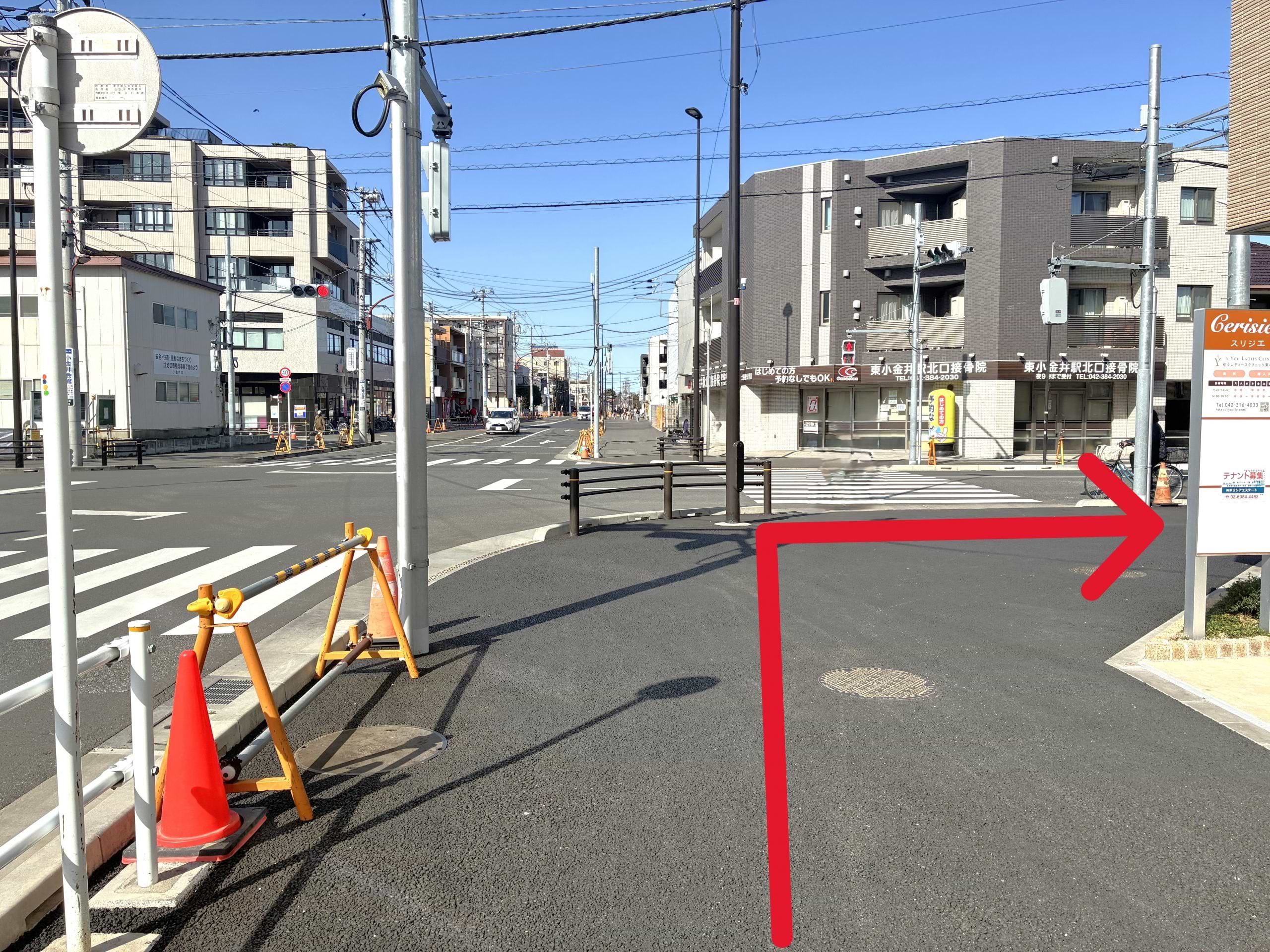 最初の交差点を渡らず右へ曲がります