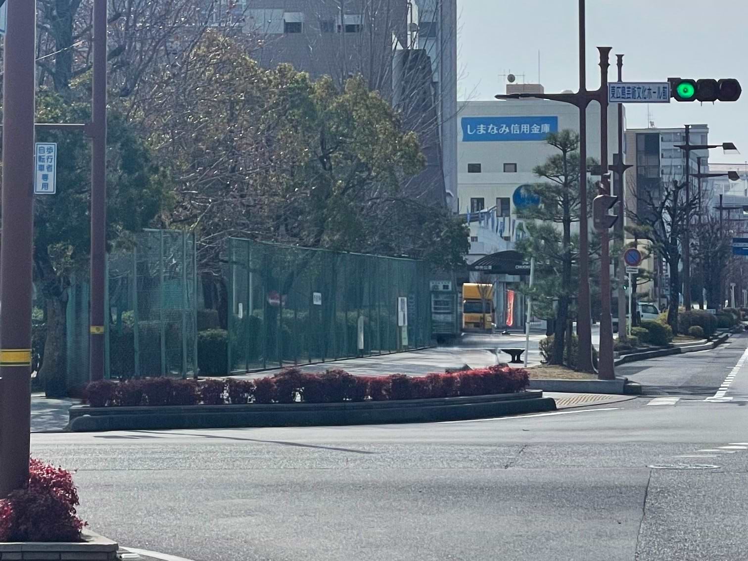 ブールバール/県道195号に向かって進み、東広島市役所を目印に550ḿ進みます