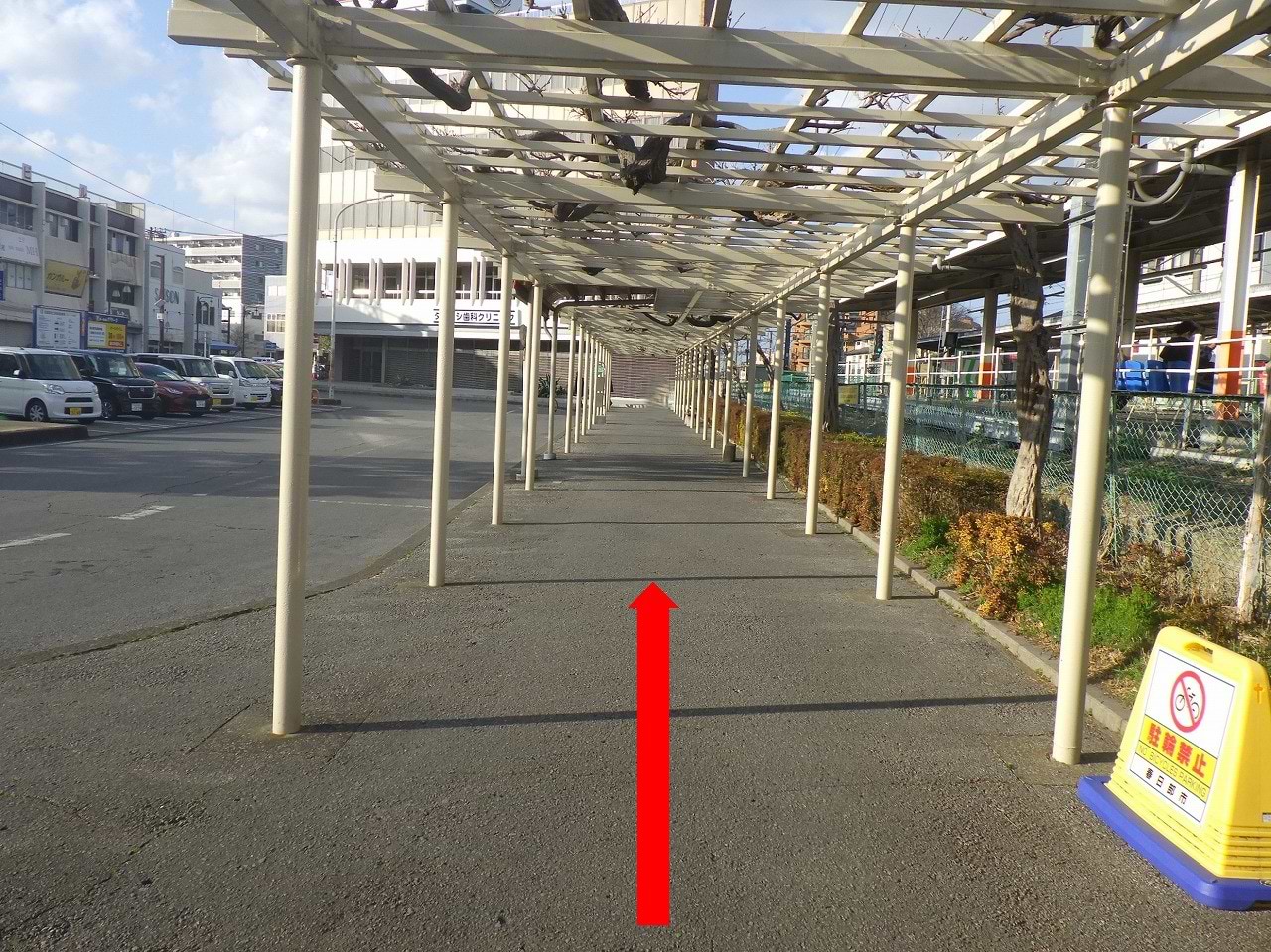 武里駅西口を出ます。駅を背にしてアーケード下を直進します