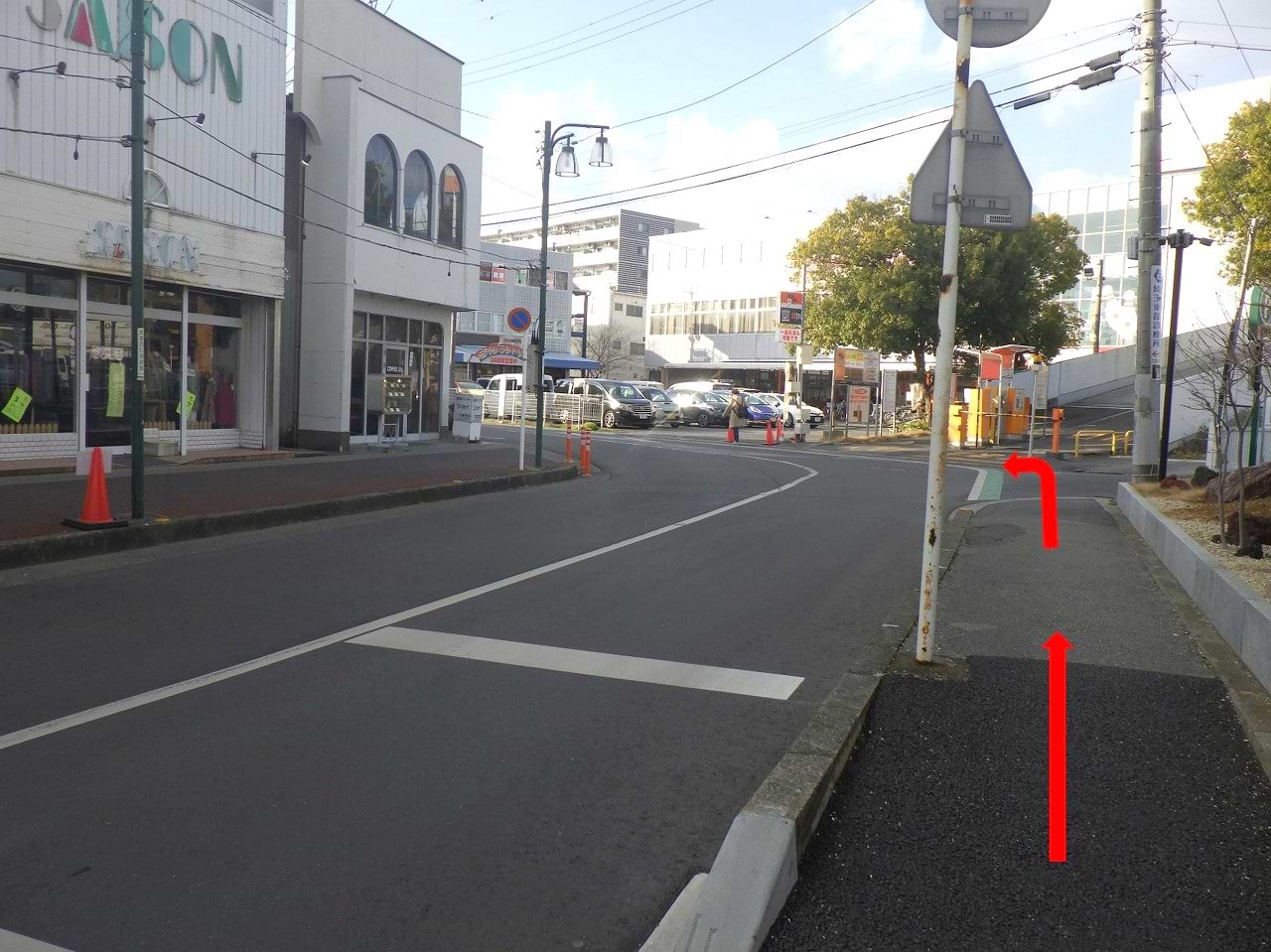 歩道を道なりに進みます