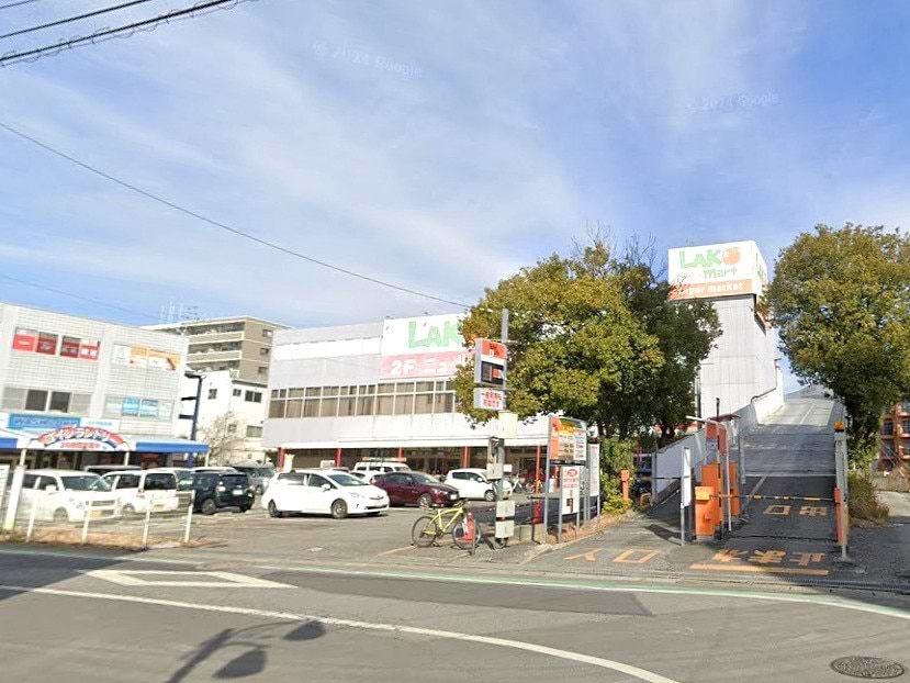 ラコマート 武里店と共用の駐車場がございます