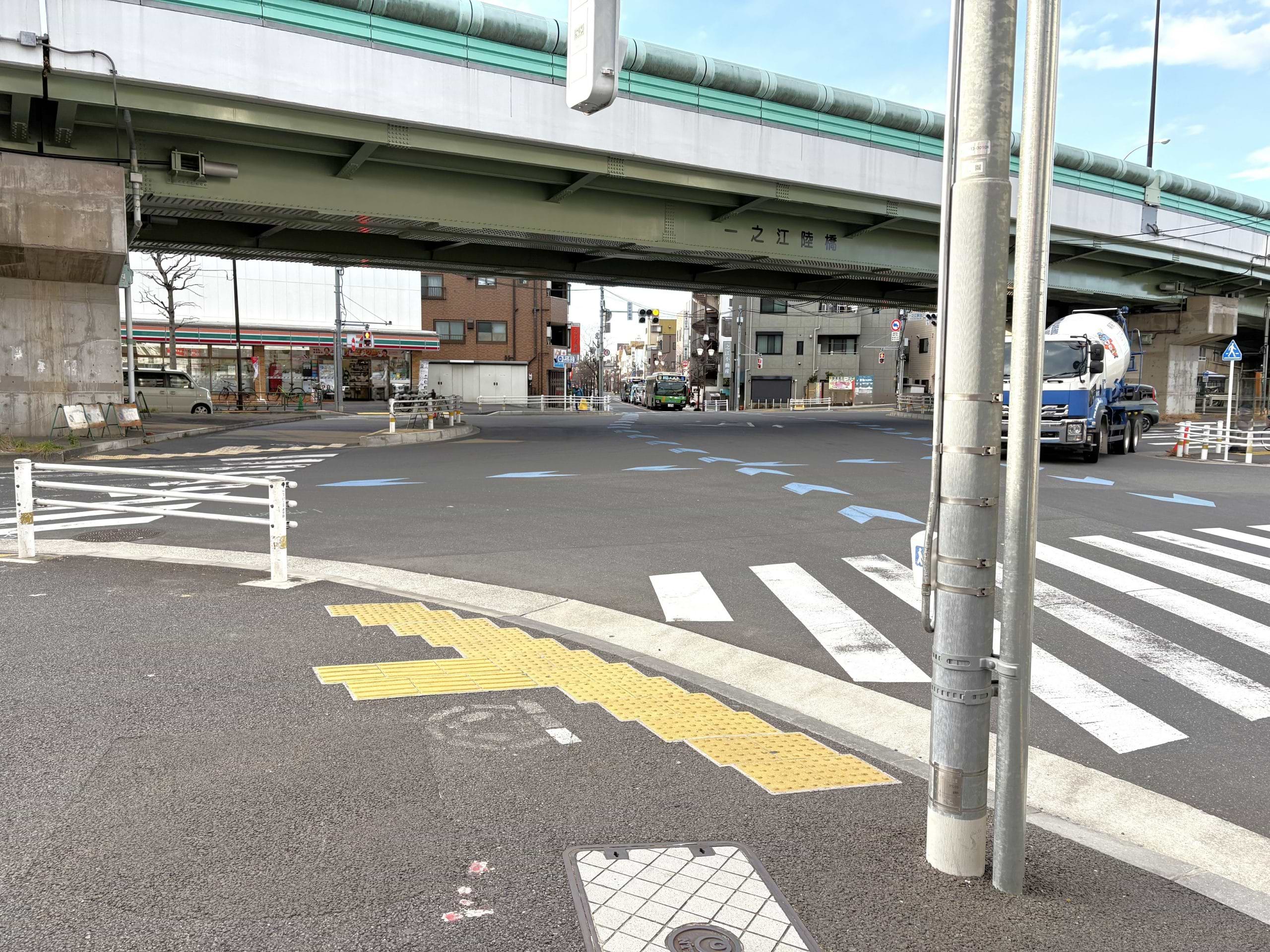 環七通りを横断しそのまま直進します