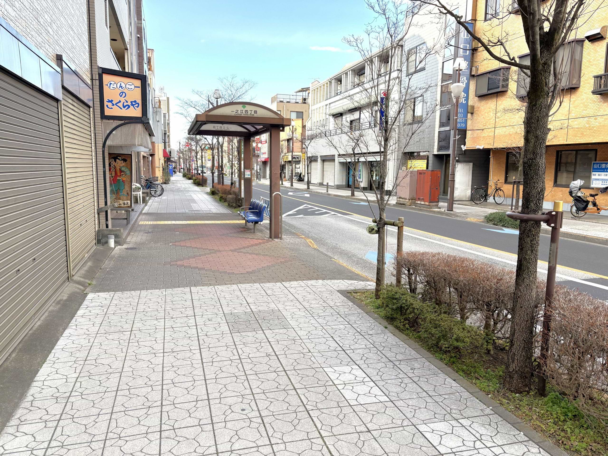 最寄りバス停の一之江四丁目を通り過ぎます