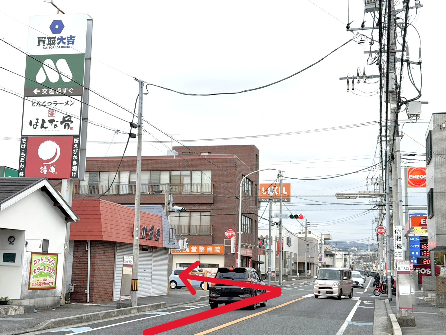 ENEOSセルフ五月SSさんのある『五月町』の信号を左折してください。当店の看板もございます