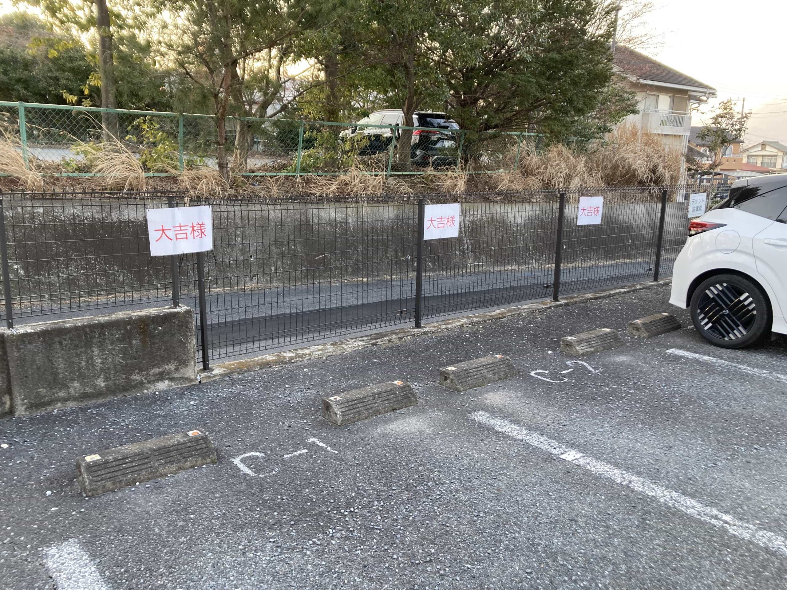 専用駐車場はこちらの3台でございます