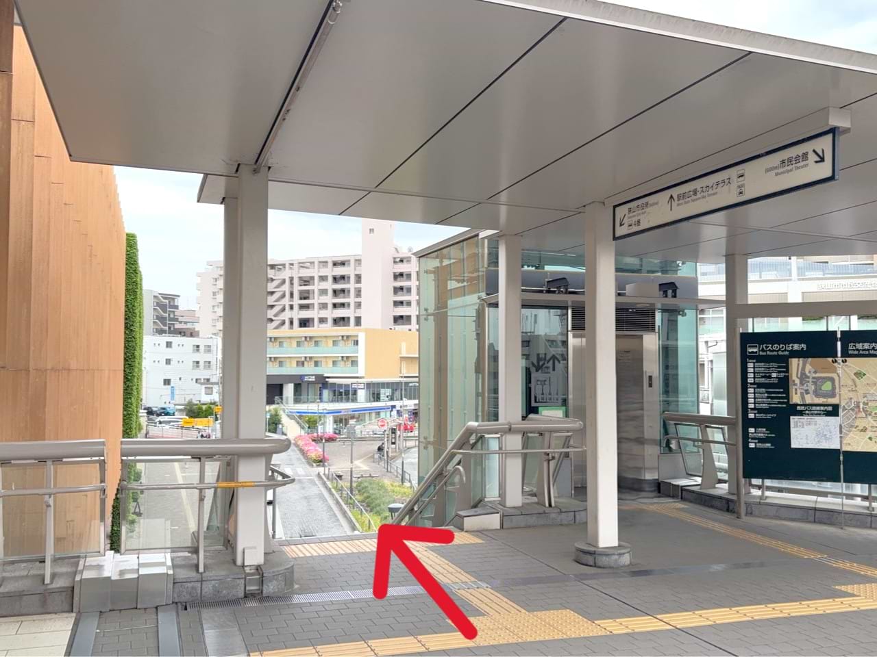 狭山市役所方面の階段を下ります