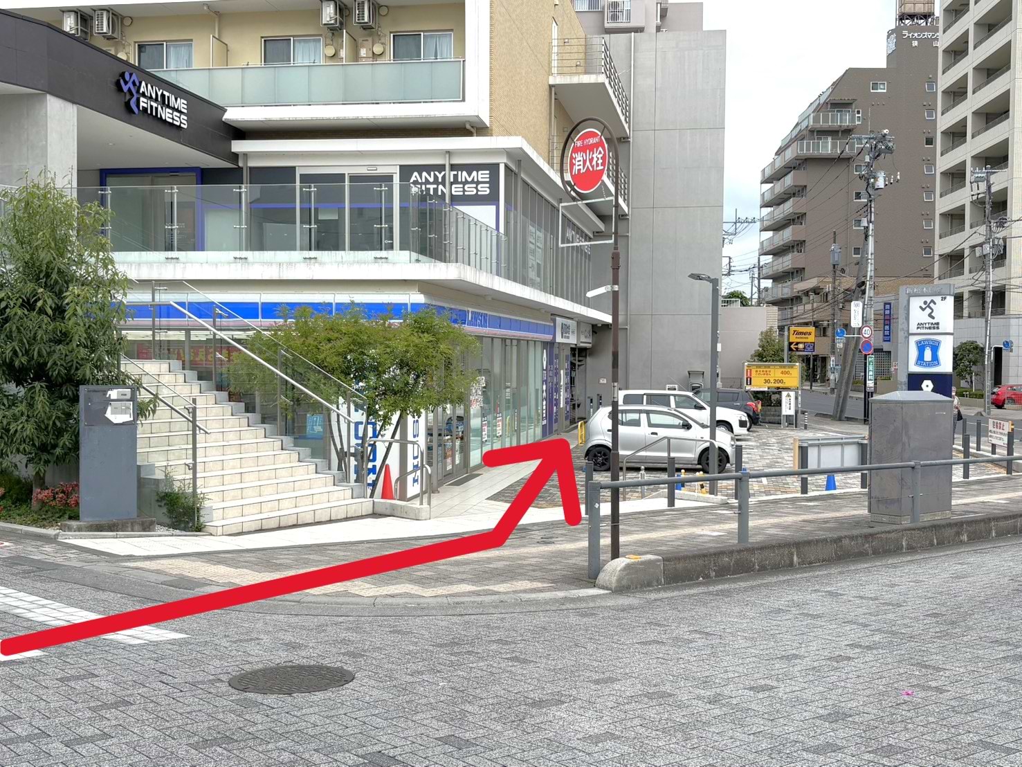 右手にローソン 狭山市駅西口店が見えてきますので、その隣に当店がございます