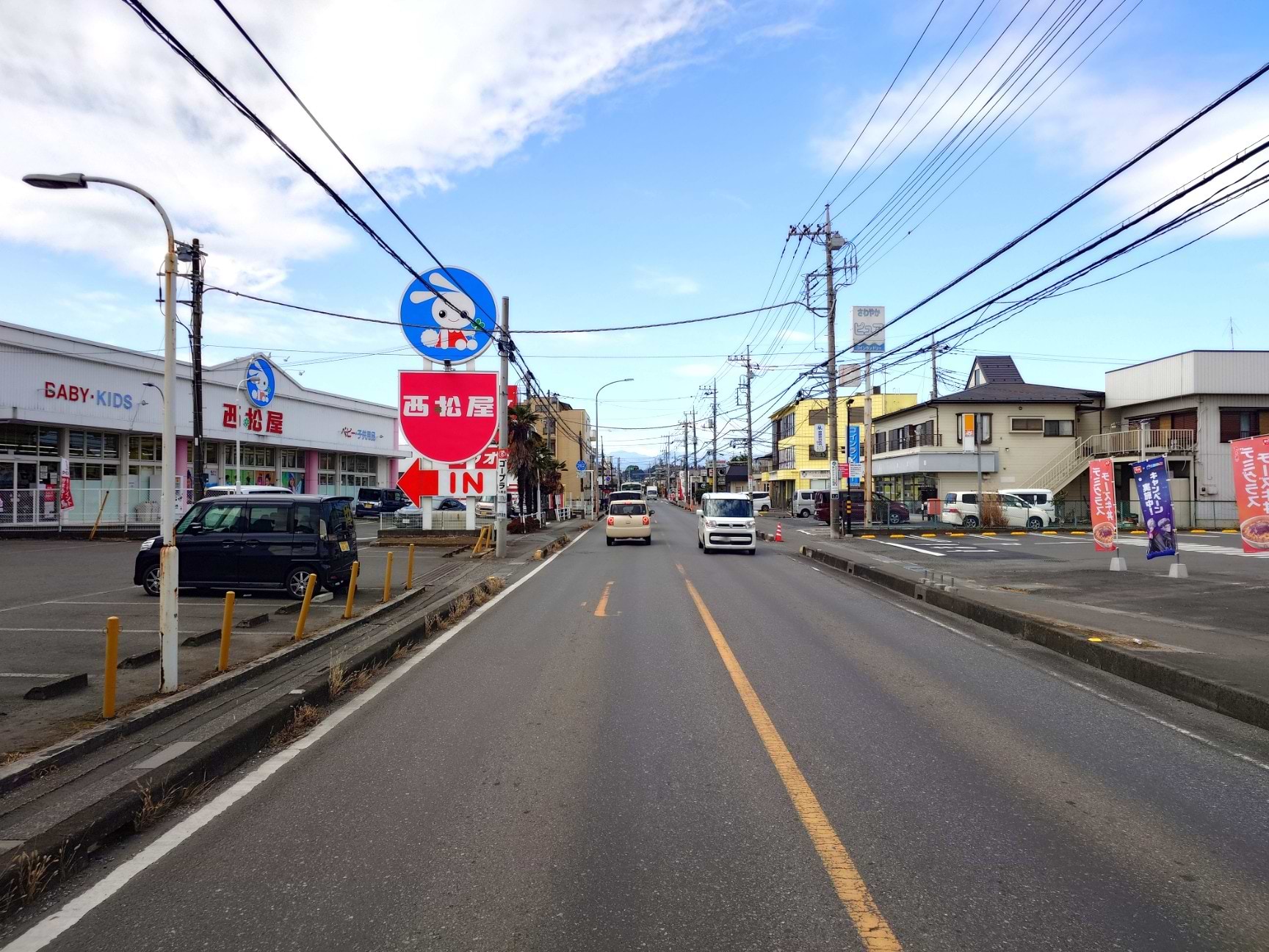 左手に西松屋が見えてきます。まっすぐ進んでください