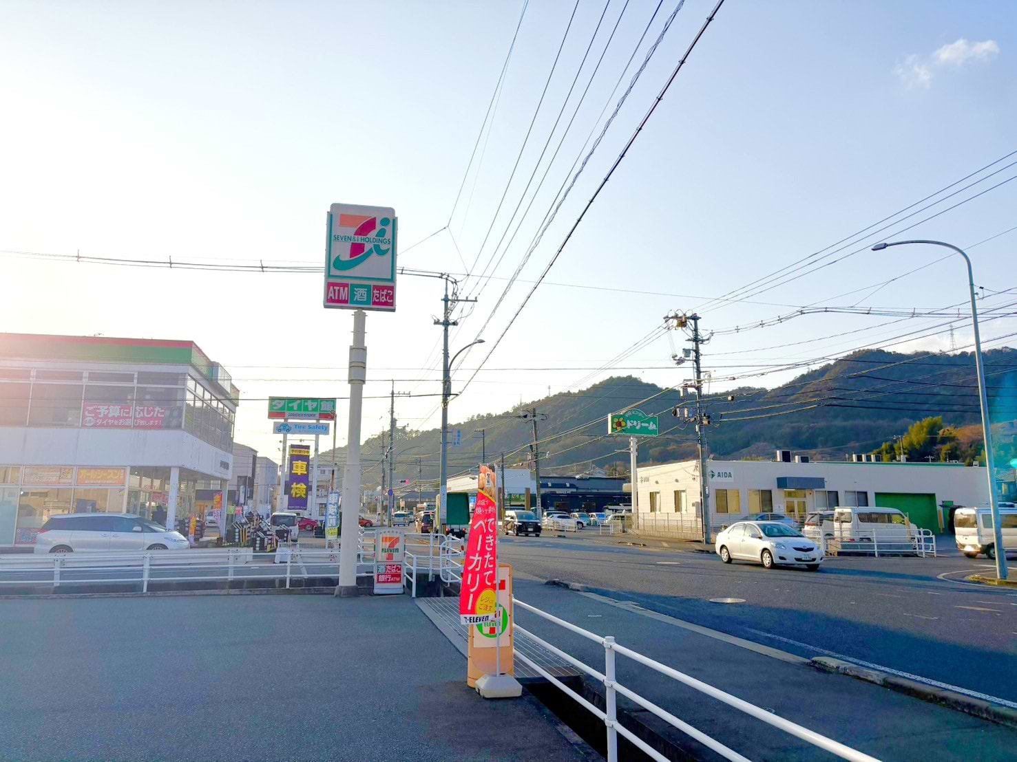 セブン-イレブン福山南蔵王2丁目店、タイヤ館福山が見えたら、「南蔵王町1丁目」の信号過ぎてすぐ左手に当店がございます