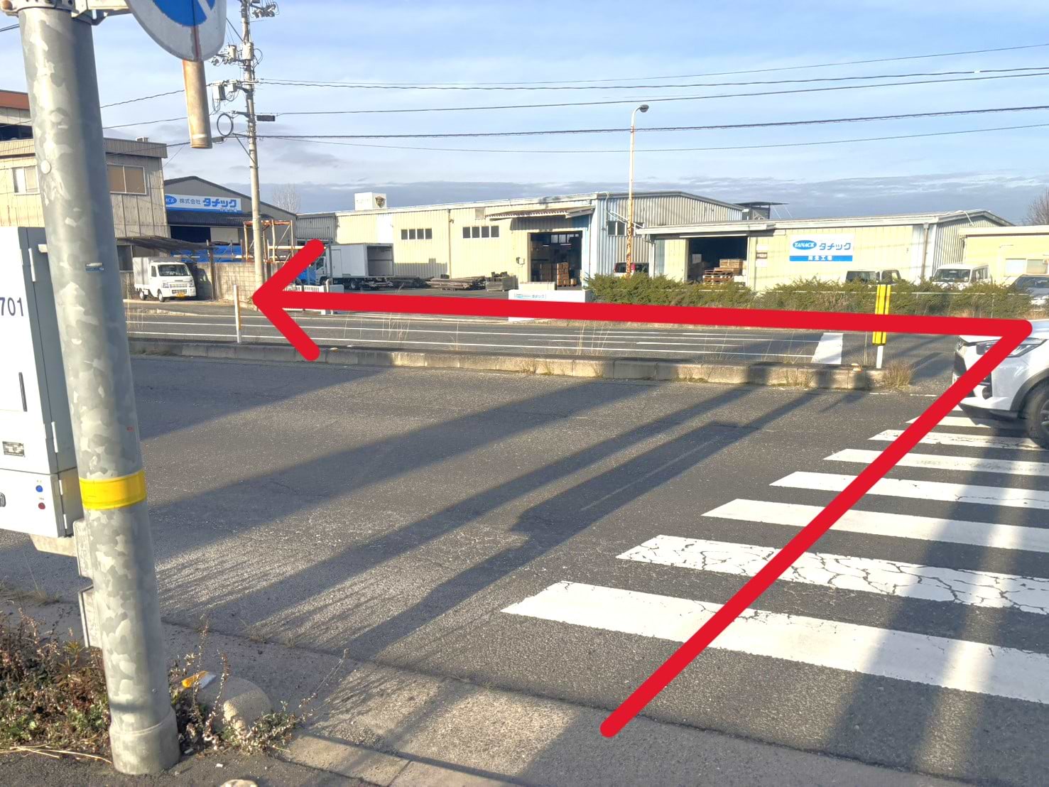 右手に進むと横断歩道がございますので、横断歩道を渡り左に進みます