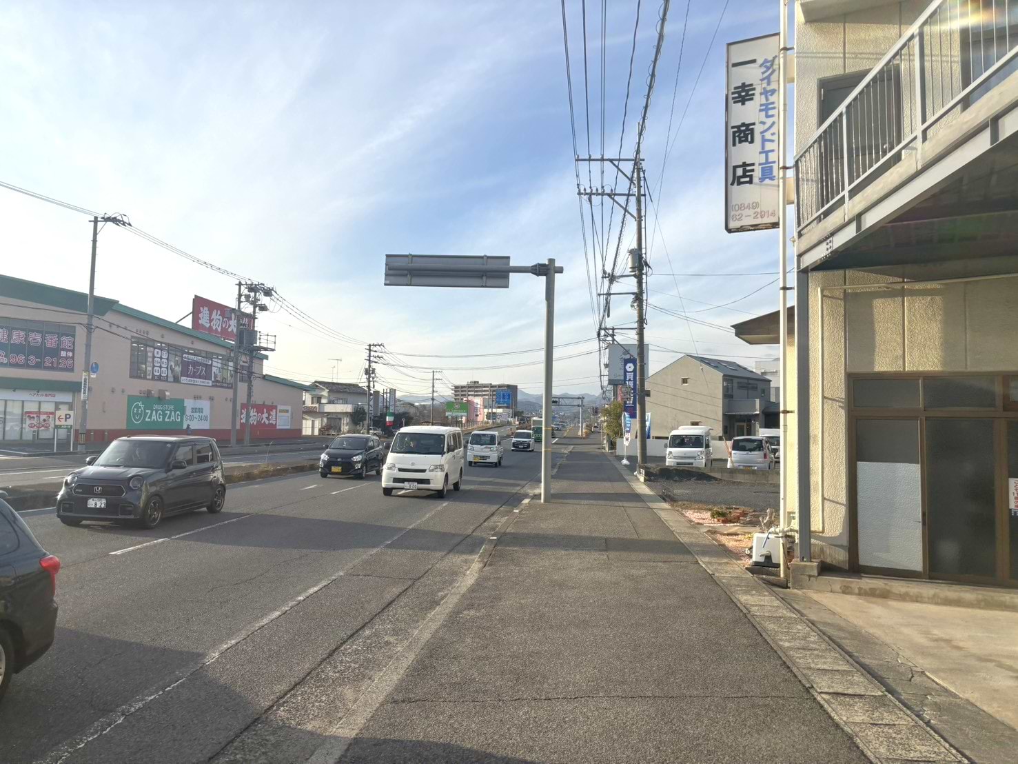 そのまま直進しますと、右手に当店がございます