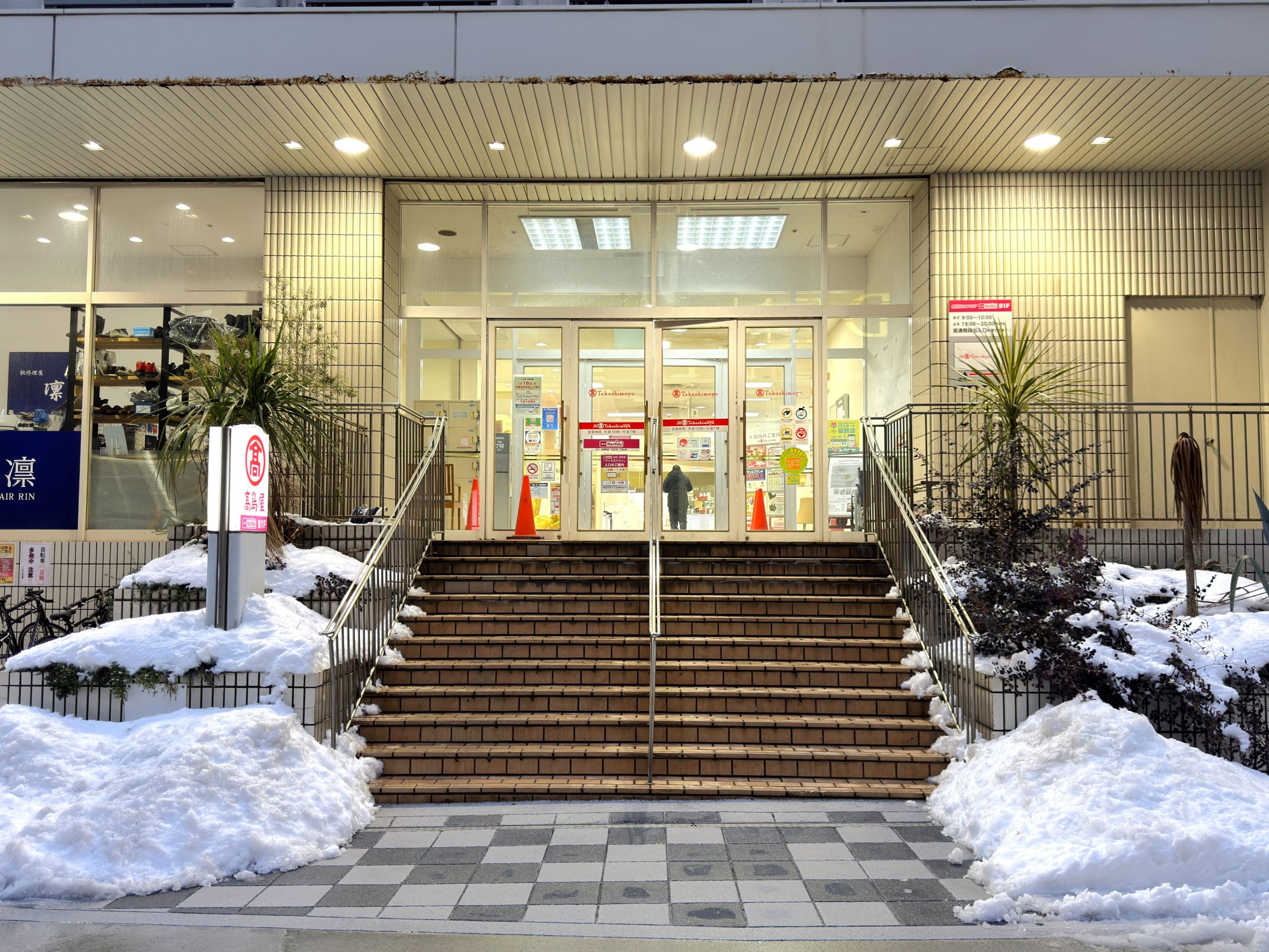 駐車場の出入口を出て、右前方にあるこちらの入口より店内に入ります