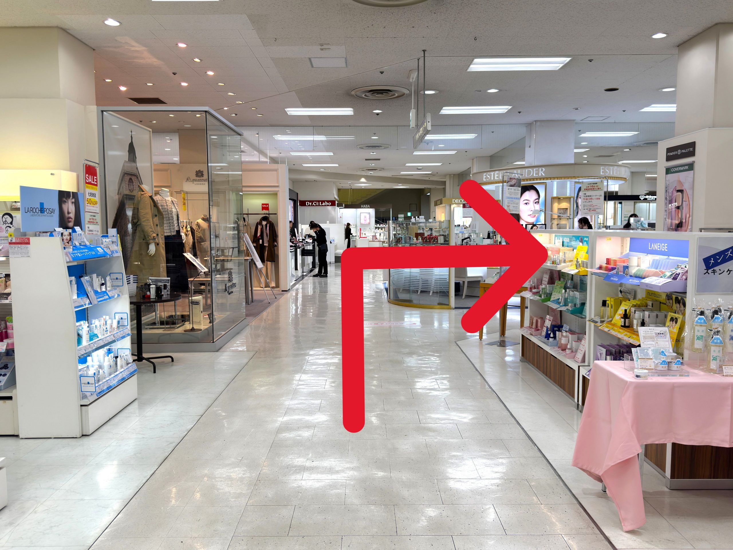 入ってすぐの化粧品売場を右折します