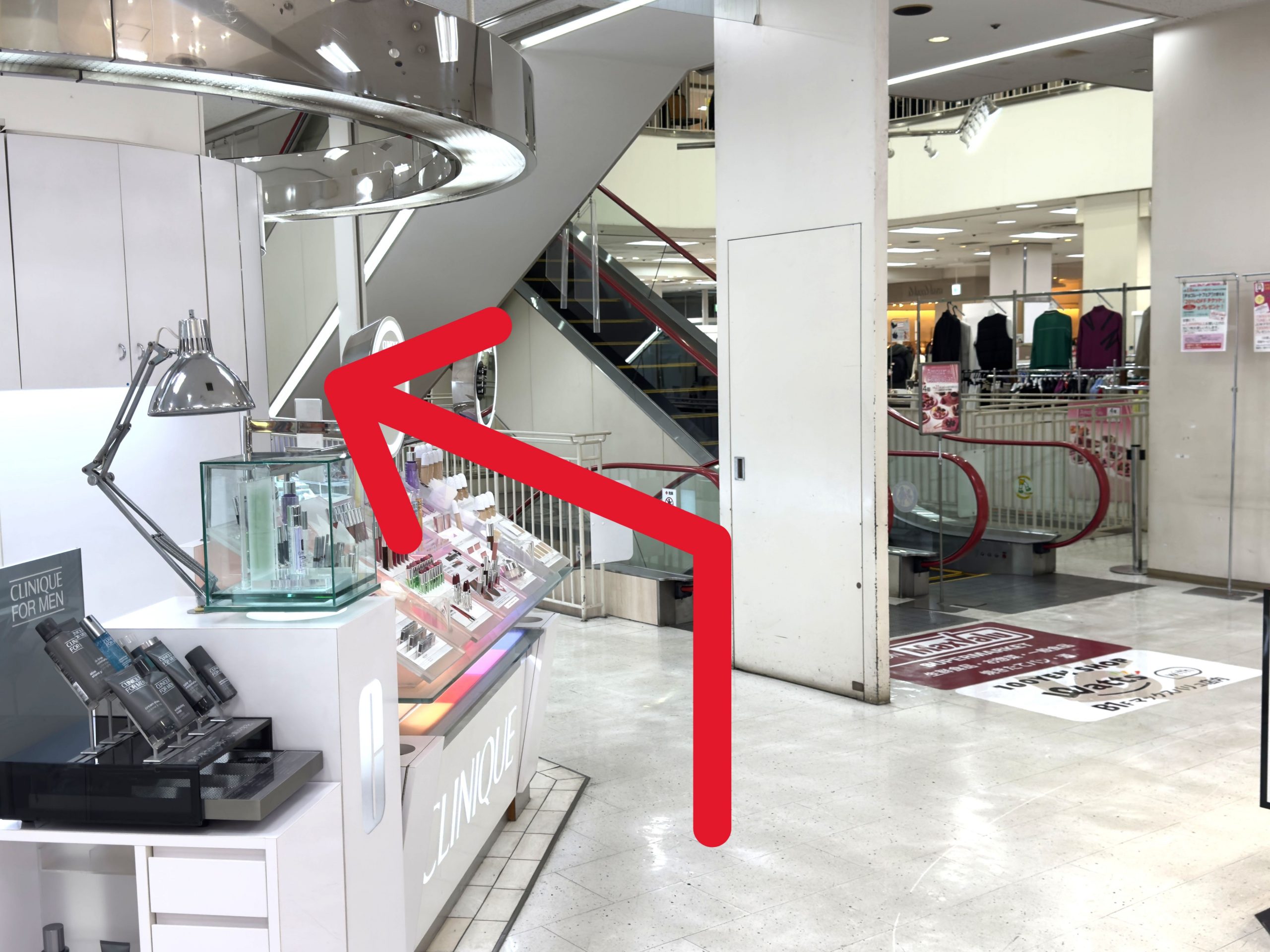 化粧品〈クリニーク〉コーナーを左折し、エスカレーターで3階へあがります