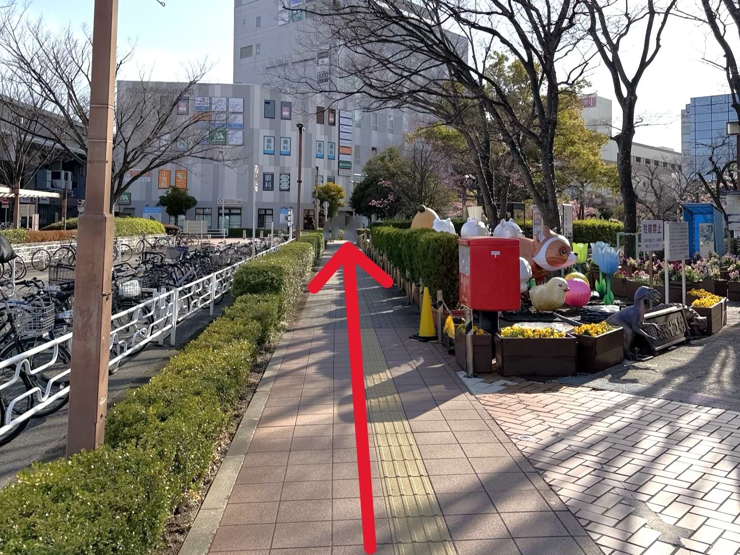 イオンマリンピアさん正面入口手前に、左に曲がる点字ブロックの歩道があり、これに沿って歩きます