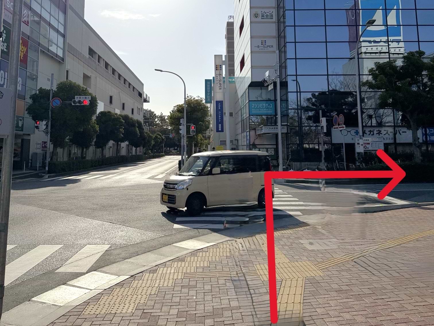 十字路交差点に来たら、横断歩道を渡ります