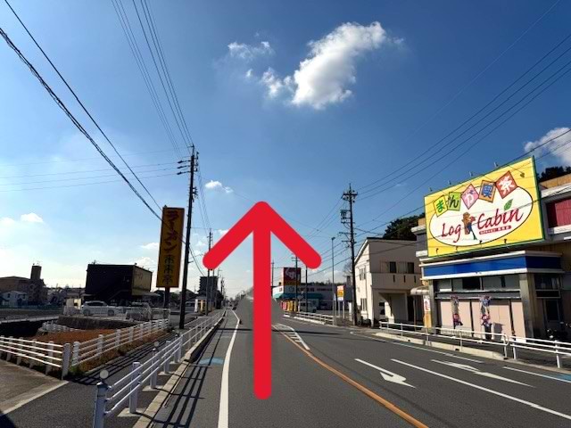 来来亭 岡崎上地店・スギ薬局 上地店を通過し、そのまま直進します