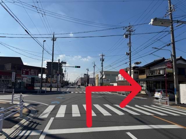 オカリョウ 上地店を左手に「岳井橋北」交差点を右折します