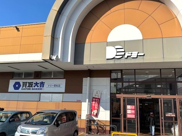 左前方へ進み、中央正面入口から入ってすぐ左側に当店がございます