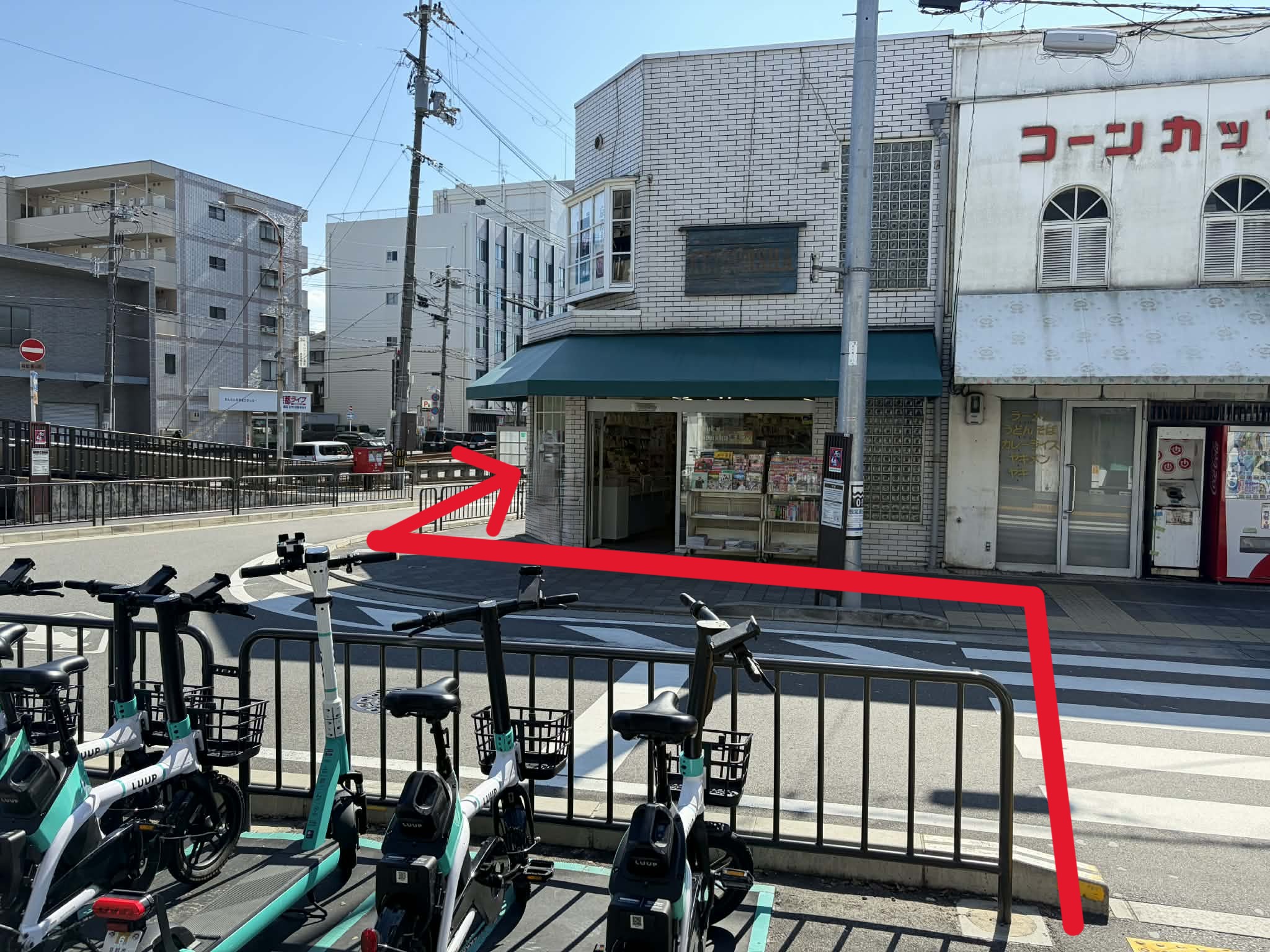 そのまま横断歩道を渡り直進します