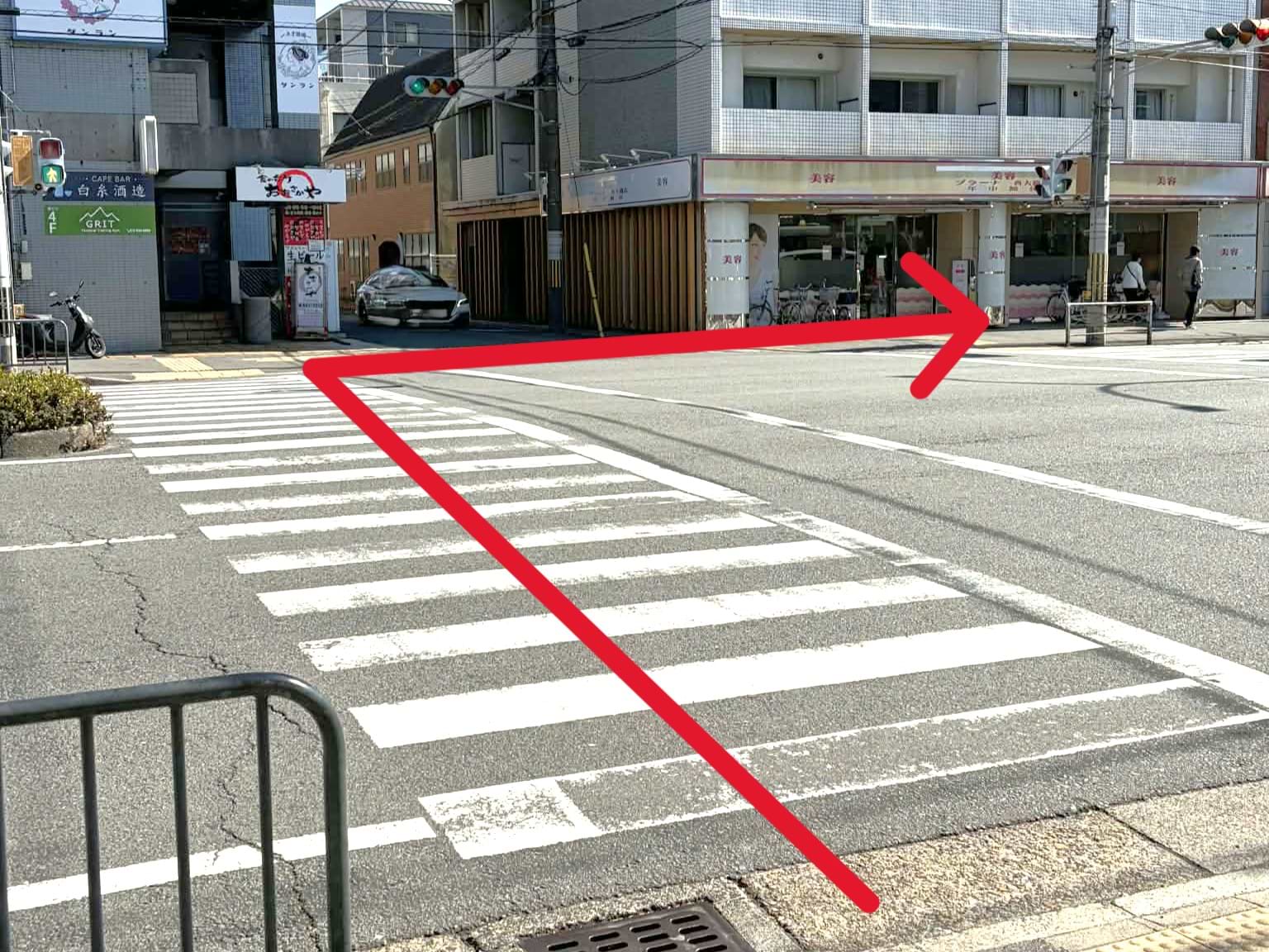 １つ目の交差点で横断歩道を渡り反対側へ渡ります