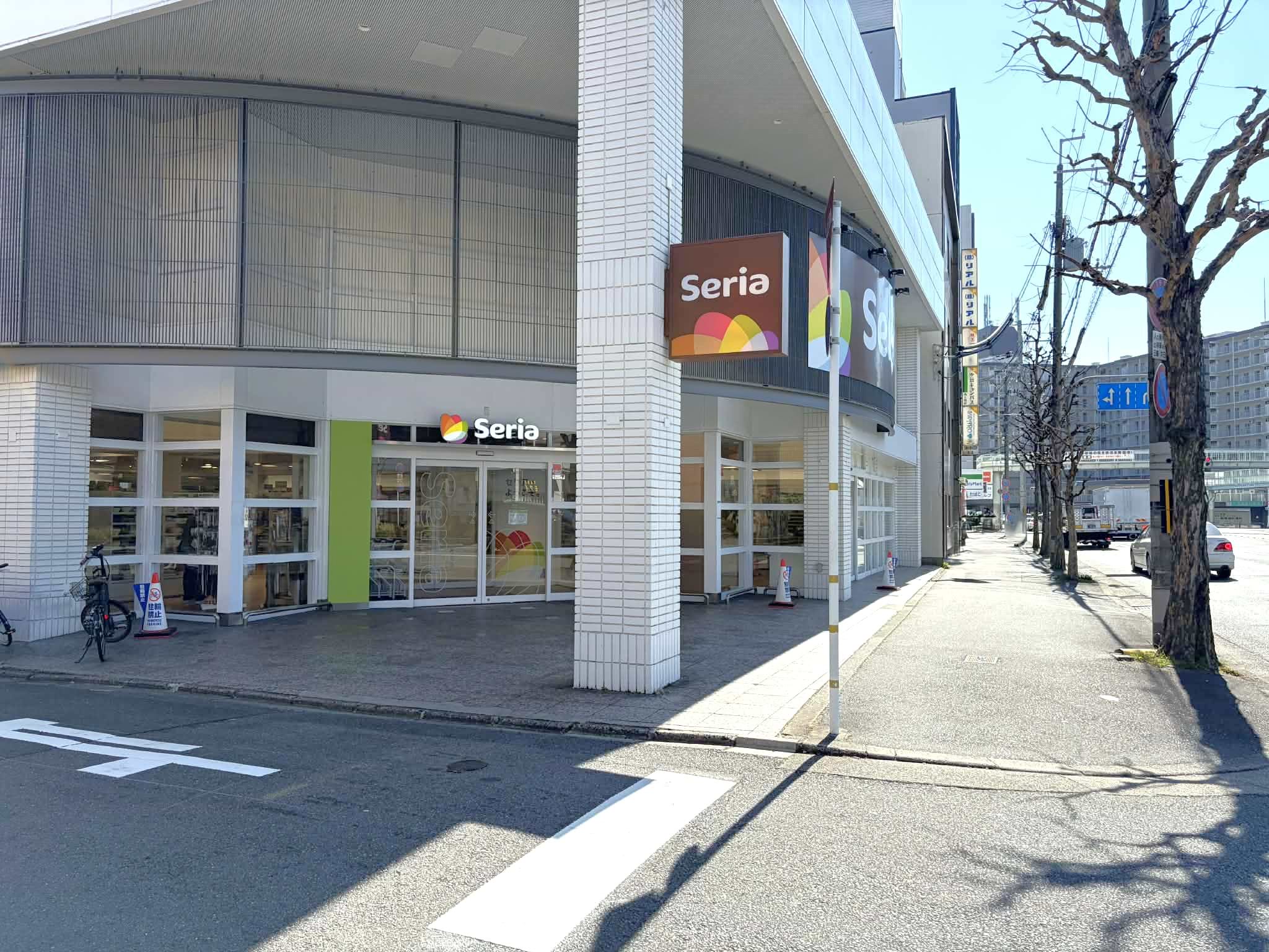 Seria 西大路店を過ぎた先に当店がございます