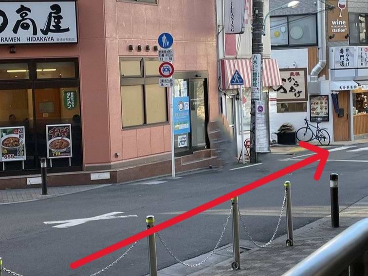 右斜め前方の商店街へ進みます