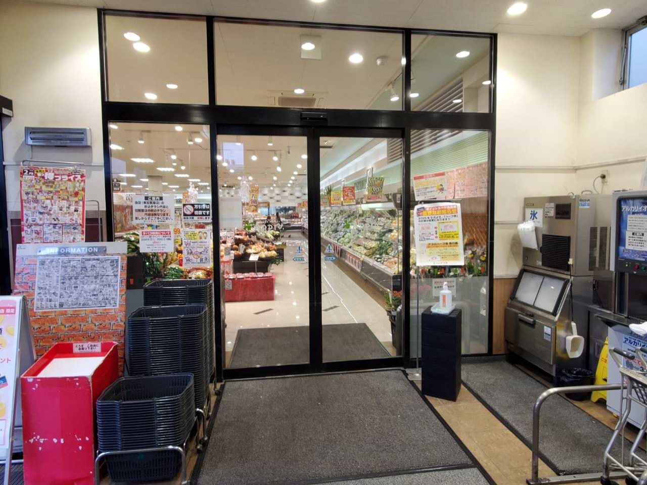 2つ目の自動ドアを入ります