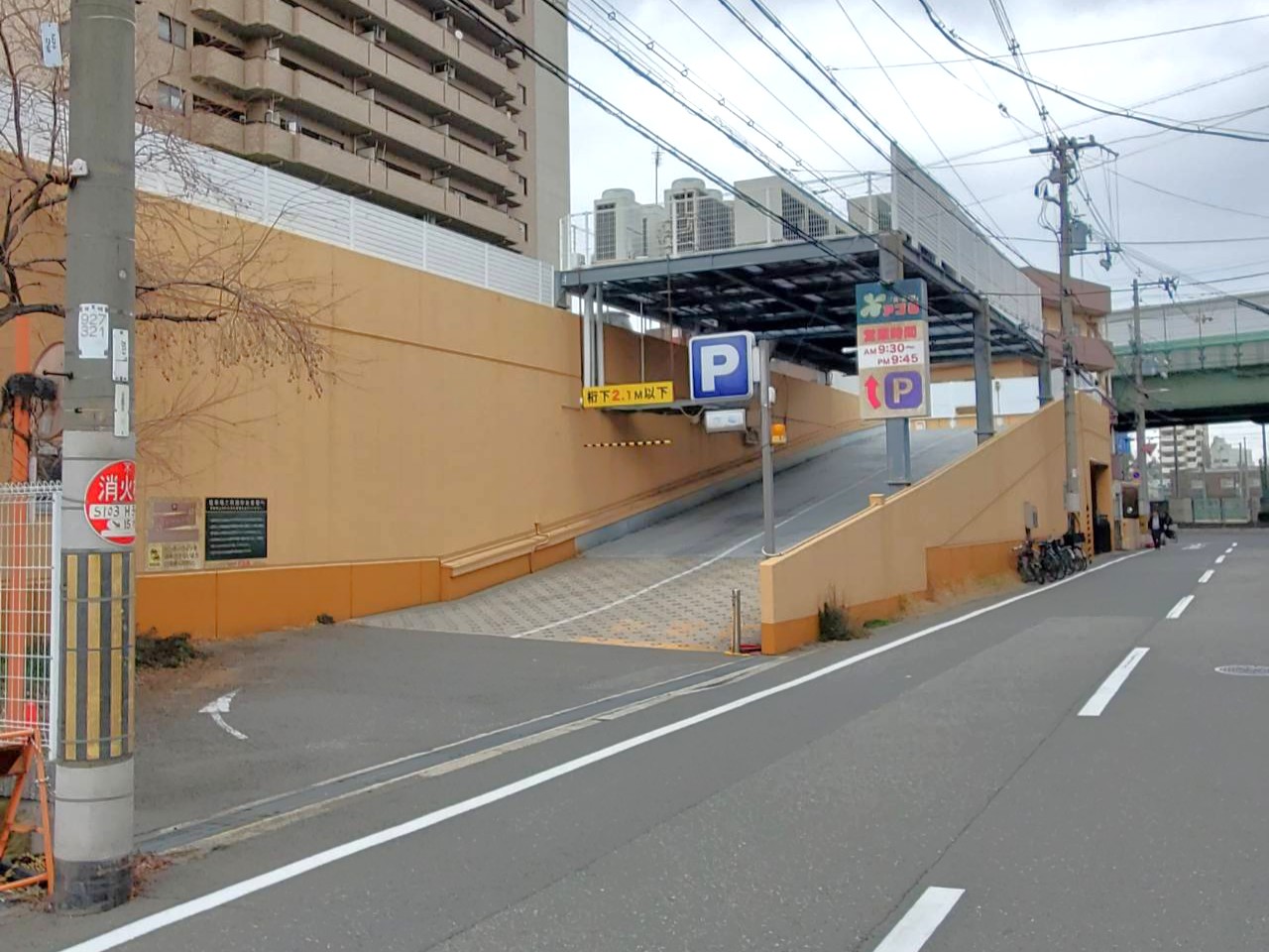 駐車場は店舗裏2階にございます