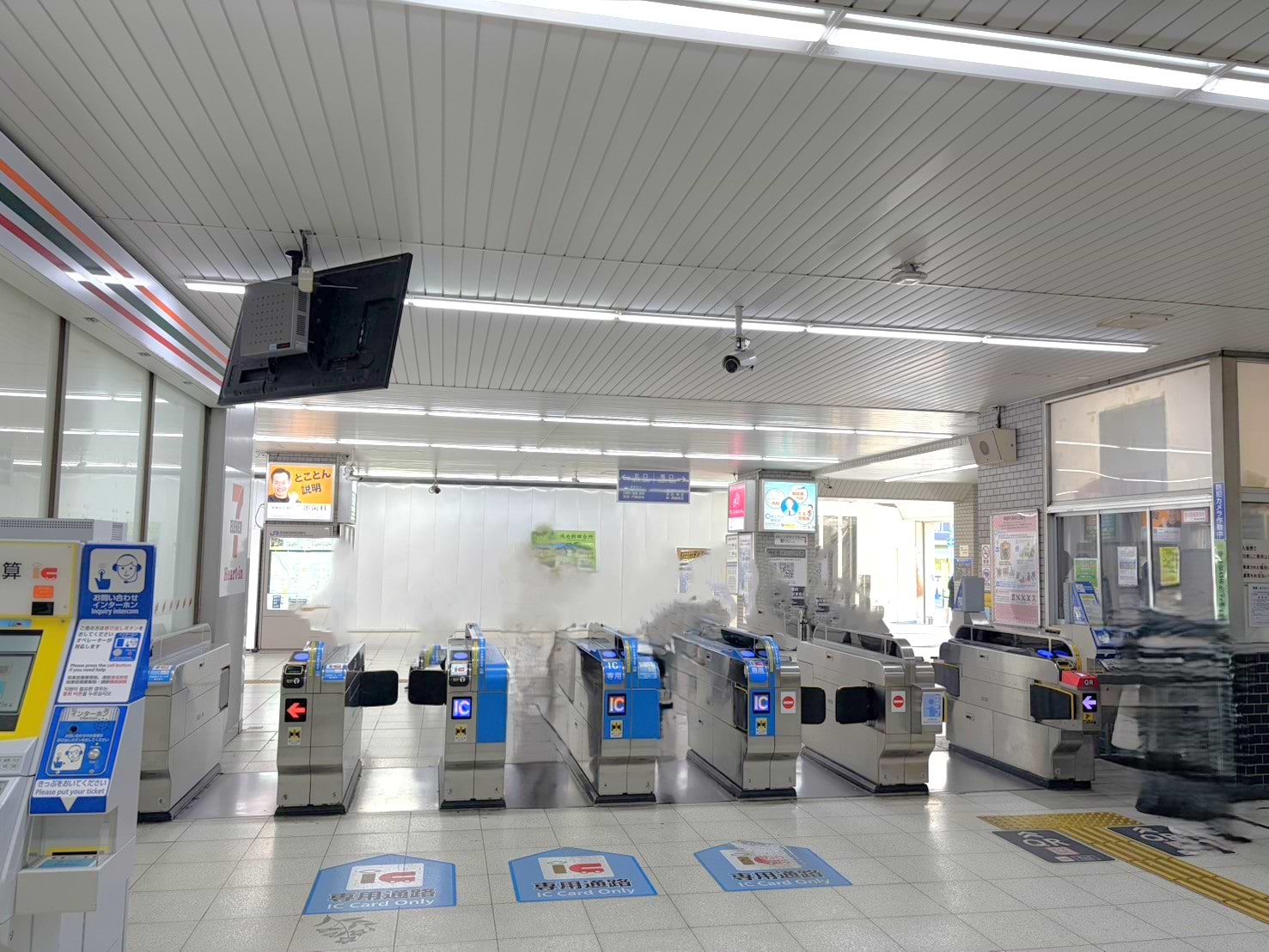 最寄り駅はJRの鴻池新田駅で、改札を出ましたら南口（右側）へお進みください