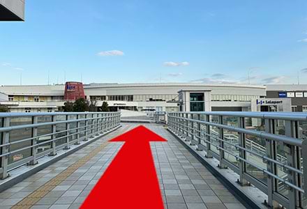 ららぽーとへ続く道を進みます。