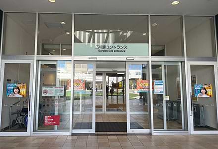 広場側エントランスから館内に入り、そのまままっすぐ奥へ進みます。