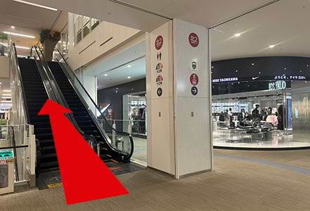 ナイキさんの横の「北2エスカレーター」で3階まで上がります。