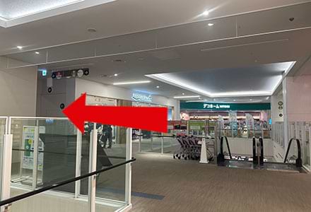 200mほど進み、もう一つのエスカレーターが見えたところで、ワークマンプラスさん手前の立体駐車場へ向かう通路に入ります。