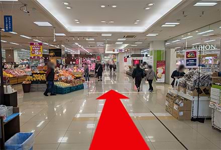 店内に入ったら直進し、右手のエスカレーター（階段）へ進みます。