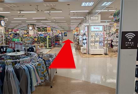 突き当たりまで直進します。