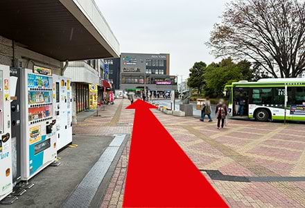 建物が見えますので、直進します。