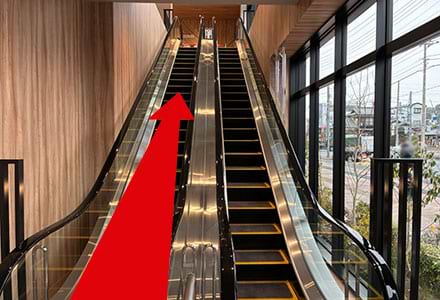 正面入口を右に曲がり、エスカレーターで2階ヘ上がります。