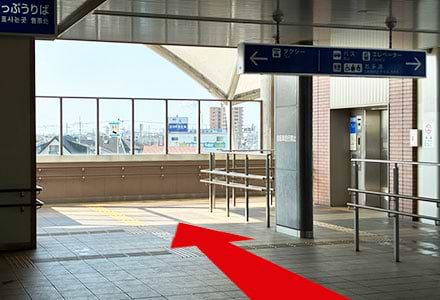 改札を出て南口から階段を降ります。