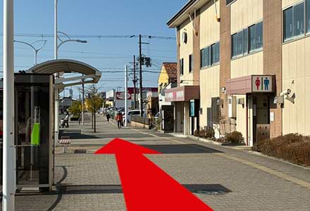 正面に「マックスバリュ」の看板が見えますので、その方向に進みます。