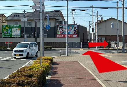 マックスバリュを過ぎた交差点で横断歩道を渡り、右へ直進します。